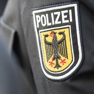 ein Polizeiabzeichen auf einer Uniform (Symbolbild).
