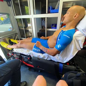 Triathlet Andreas Dreitz liegt nach einem Unfall auf einer Trage