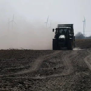 Ein Treckerfahrer aus Mecklenburg-Vorpommern hat am Dienstaga eine Leitung übersehen und sorgte für einen Stromausfall (Symbolbild).