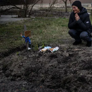 Eine Frau weint in Butscha um ihren von russischen Soldaten getöteten Mann. (Symbolbild)
