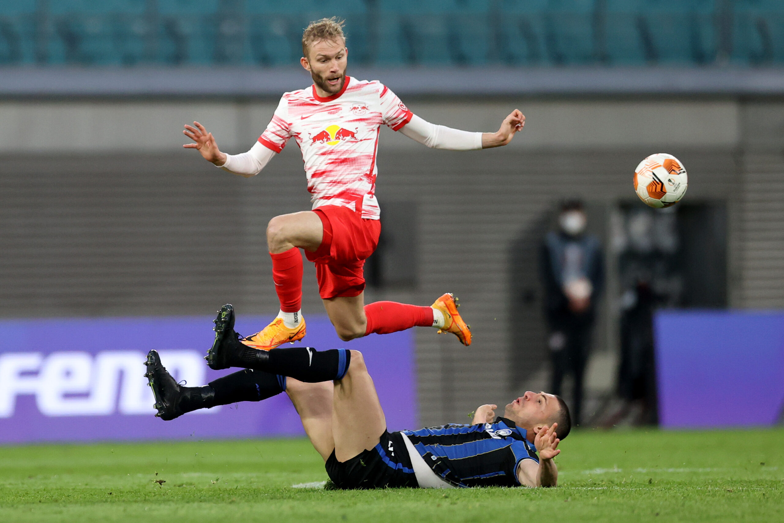 Konrad Laimer von RB Leipzig überspringt einen Gegenspieler