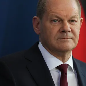 Scholz steht vor einer Deutschland-Fahne
