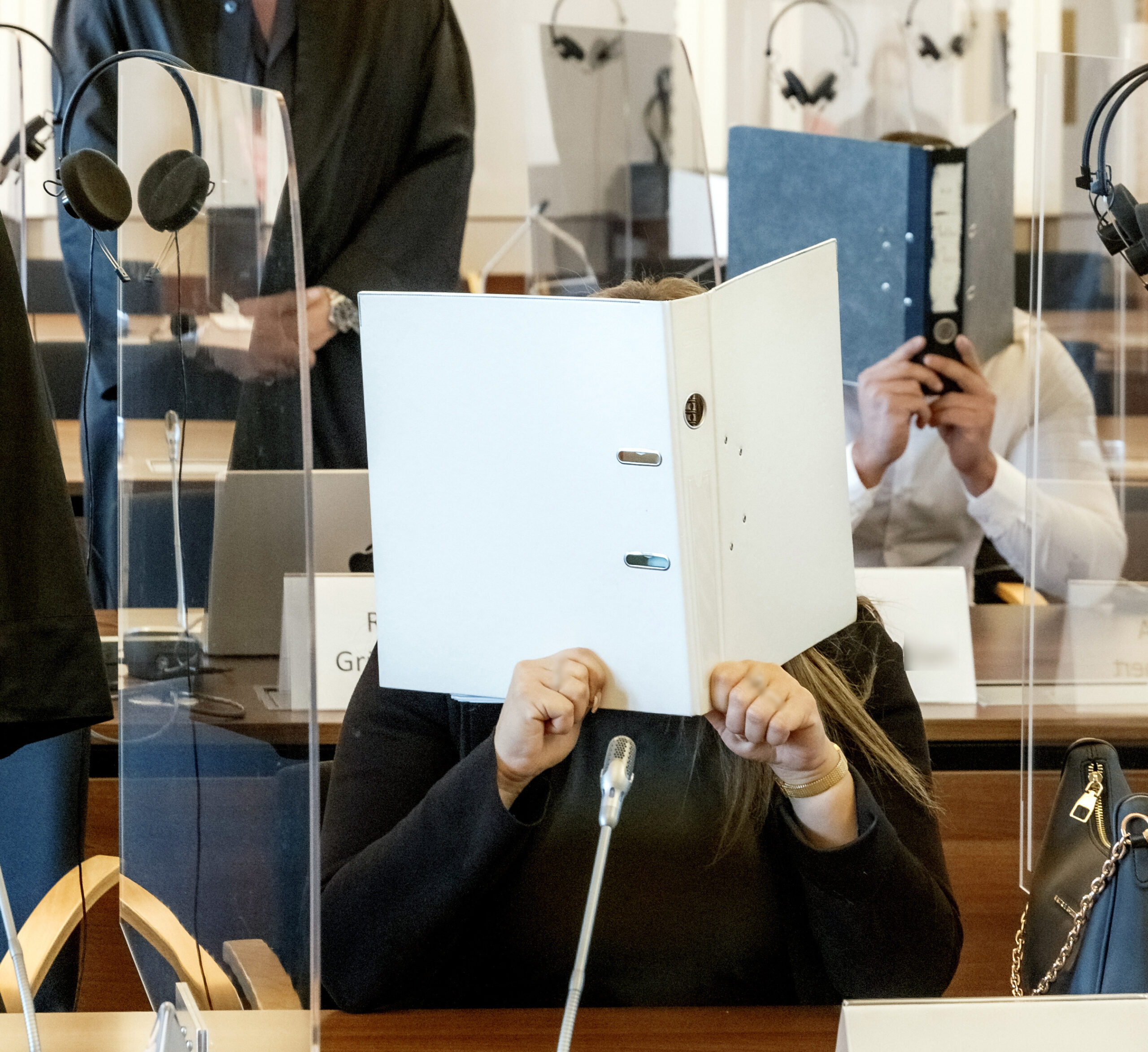 Die Angeklagte sitzt in einem Gerichtssaal des Hamburger Oberlandesgerichts.