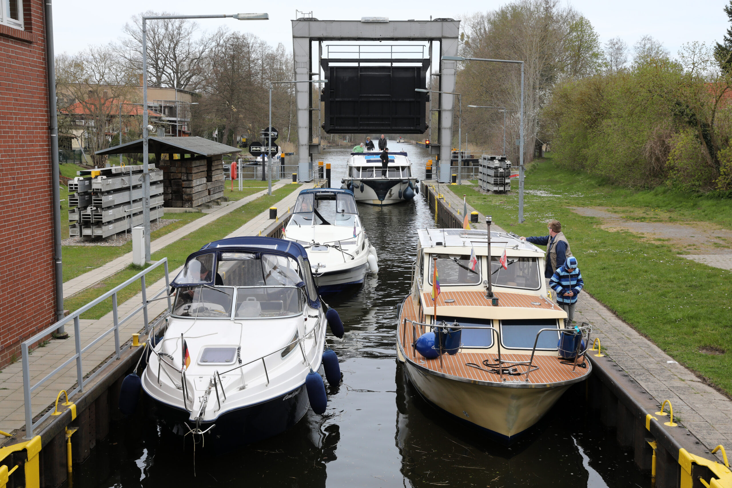 Boote stehen vor der Schleuse