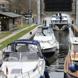 Boote stehen vor der Schleuse