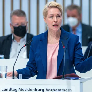 Manuela Schwesig (SPD), die Ministerpräsidentin von Mecklenburg-Vorpommern, spricht bei der Sondersitzung des Landtags von Mecklenburg-Vorpommern.