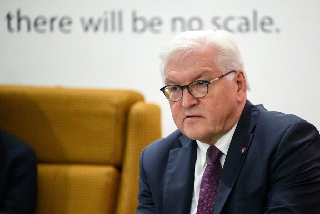 Frank-Walter Steinmeier im Gespräch mit Journalisten