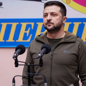 Wolodymyr Selenskyj steht vor Mikrofonen