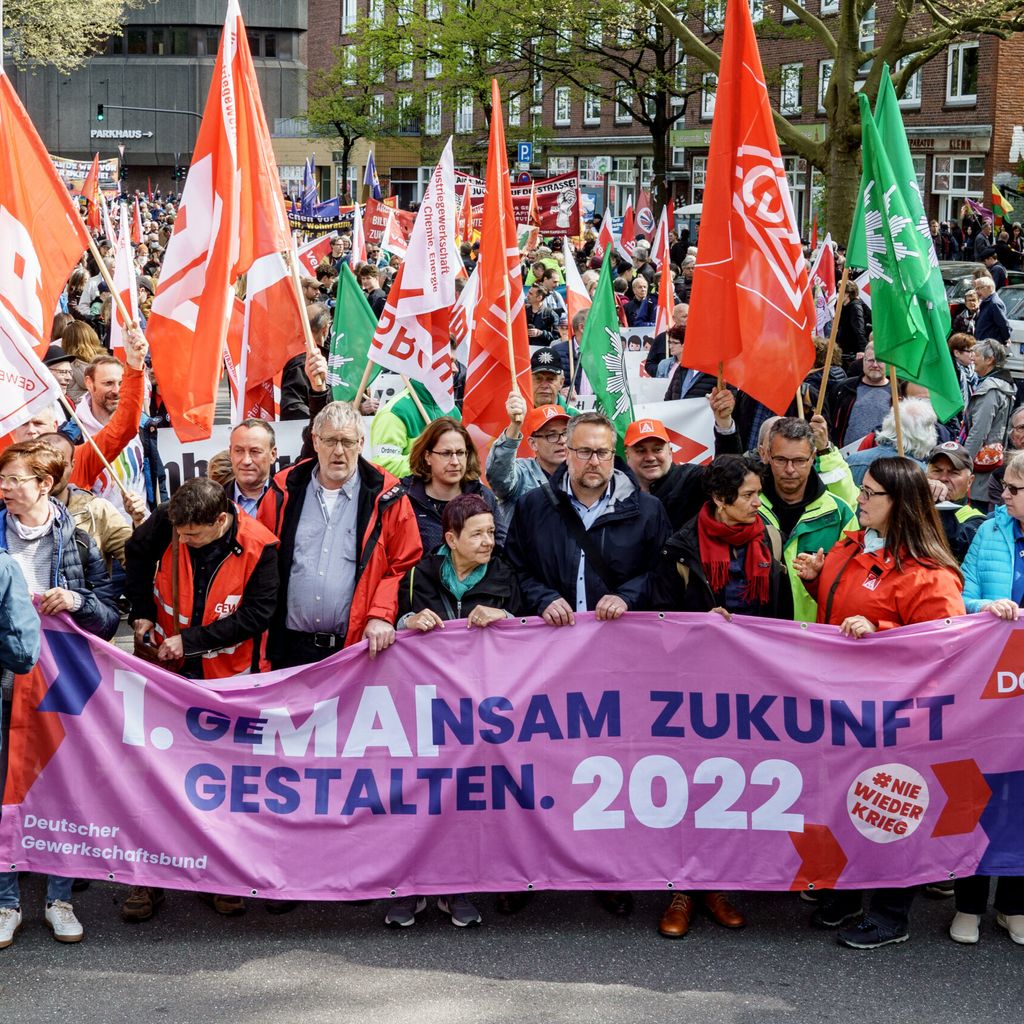 Teilnehmer der Demonstration und Kundgebung der DGB-Gewerkschaften am Tag der Arbeit.