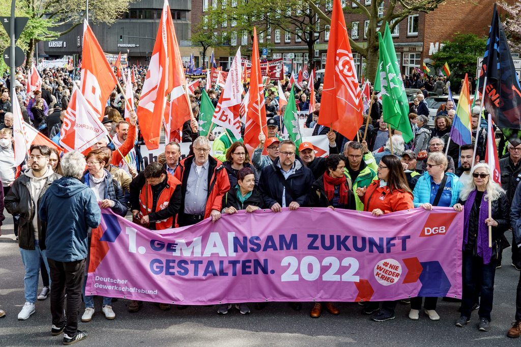 Teilnehmer der Demonstration und Kundgebung der DGB-Gewerkschaften am Tag der Arbeit.