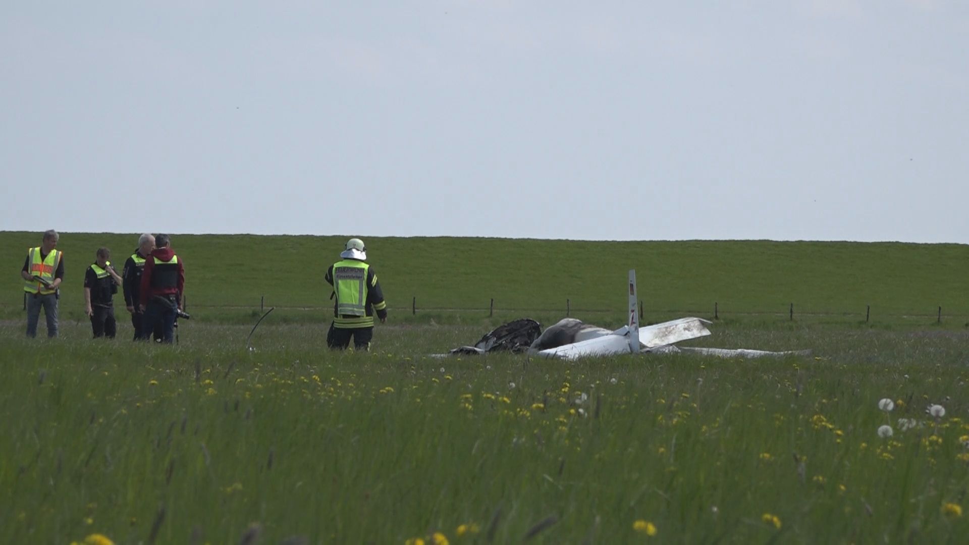 Ein Kleinflugzeug ist am Montag im Landkreis Friesland abgestützt. Zwei Menschen starben.
