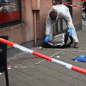 Die Spurensicherung arbeitet am Tatort, an dem ein Mann nach einer Polizeikontrolle gestorben ist.