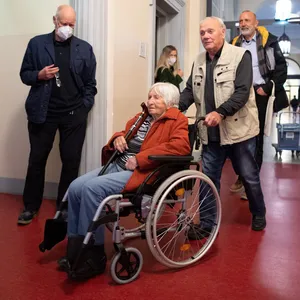Das Rentnerehepaar (M) kommt zu Prozessbeginn zum Gerichtssaal. Hinter ihnen geht Bernd Kroll, CDU-Politiker.