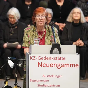 Helga Melmed überlebte das KZ Neuengamme und nahm am Dienstag an der Gedenkfeier zum Jahrestag der Befreiung teil.