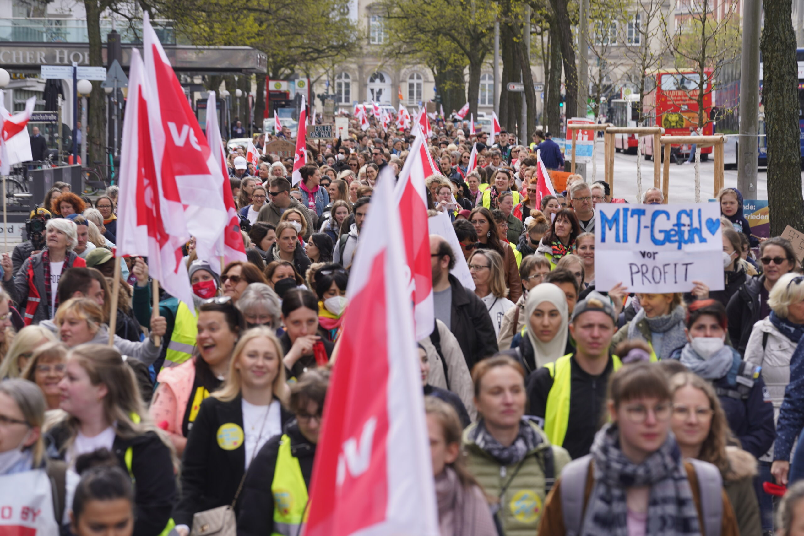 Erzieher:innen demonstrierten am Mittwoch in Hamburg für bessere Arbeitsbedingungen und mehr Geld.