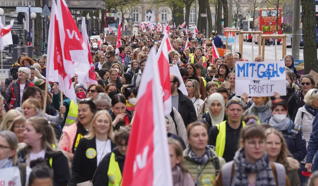 Erzieher:innen demonstrierten am Mittwoch in Hamburg für bessere Arbeitsbedingungen und mehr Geld.