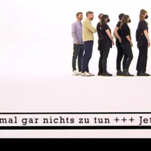 Screenshot der Sendung: Joko und Klaas stehen hinter vielen schwarz gekleideten Menschen