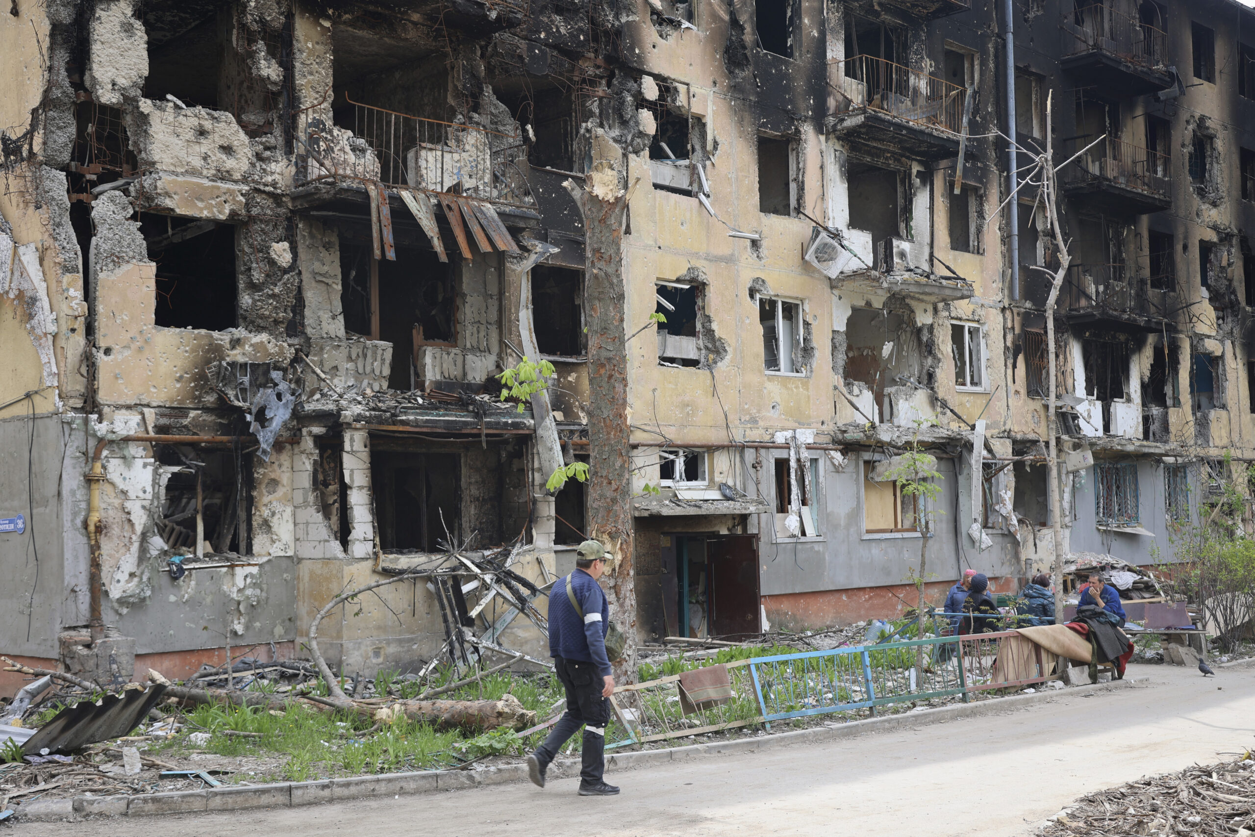 Ein Mann geht an einem zerstörten Haus in Mariupol vorbei. Eine UN-Expertin geht von Tausenden toten Zivilisten in der Stadt aus.