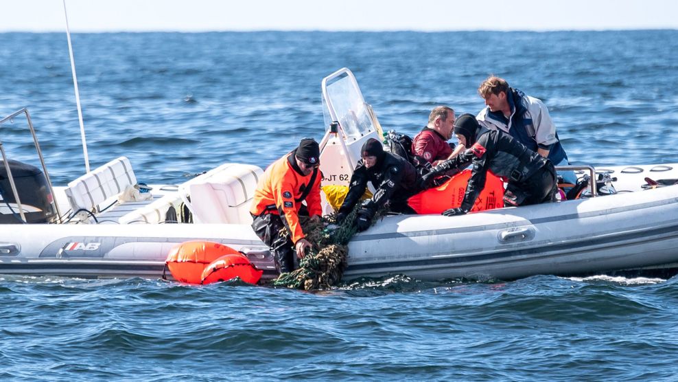 Taucher suchen nach Geisternetzen in der Nordsee