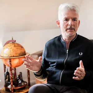 Der Hamburger Schriftsteller Heinz Strunk in seiner Wohnung in Altona. (Archivfoto)