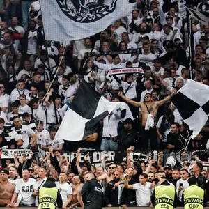 Eintracht Frankfurt Fans auf der Tribüne