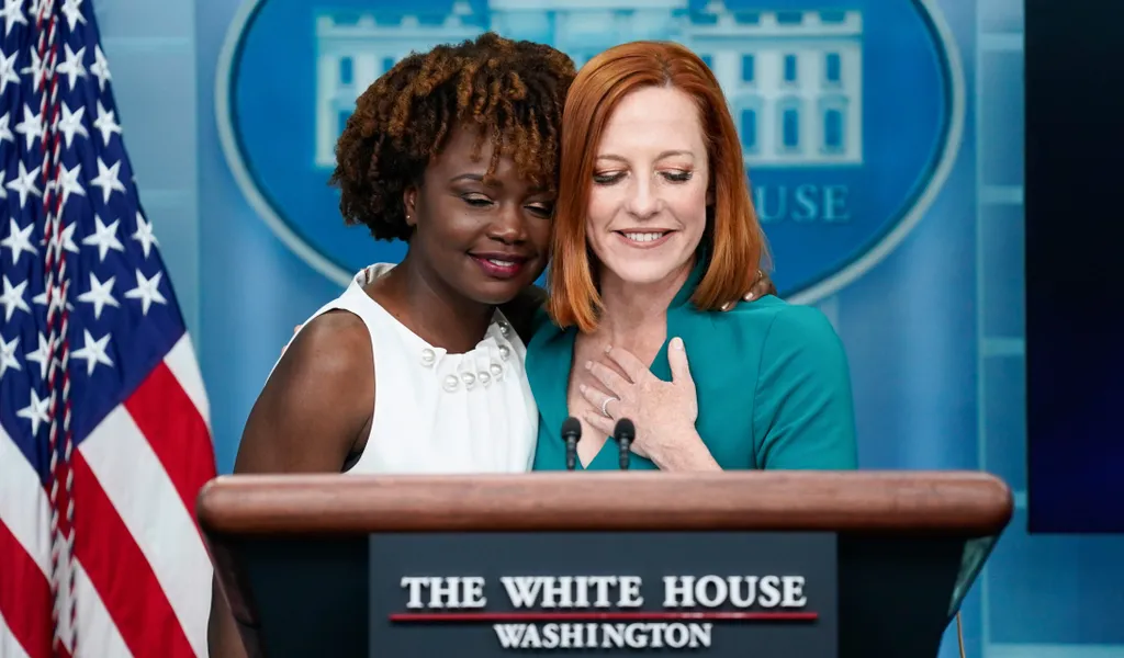 Karine Jean-Pierre (l) wird die bisherige Sprecherin des Weißen Hauses Jen Psaki (r) ablösen – und die erste Schwarze und lesbische Frau in dieser Position.