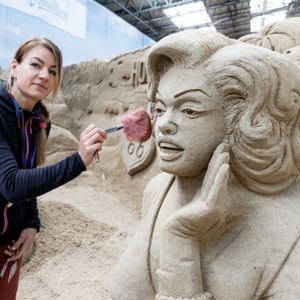 Künstlerin mit Sand-Figur