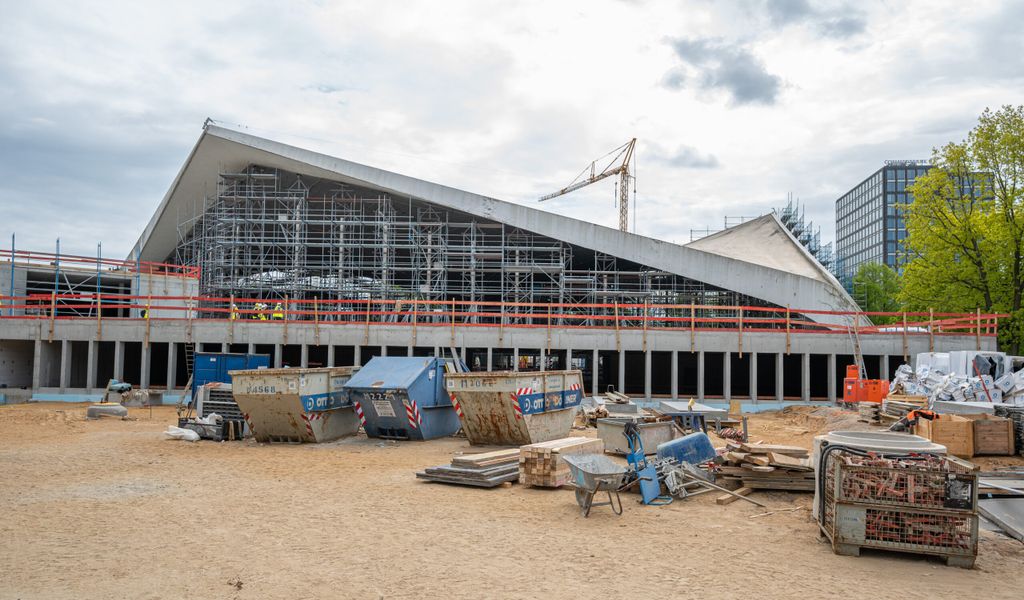 So sieht die Alster-Schwimmhalle von außen aus. Seit Herbst 2020 wird Hamburgs größtes und bekanntestes Schwimmbad modernisiert.