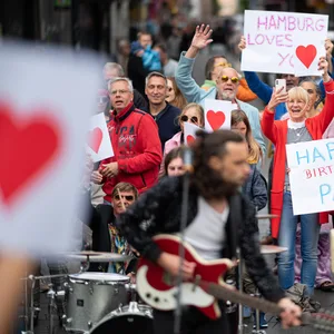 Zahlreiche Fans stehen während Dreharbeiten zu einem Musikvideo der Band Salamanda auf dem Beatles-Platz.