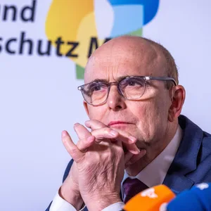 Erwin Sellering, Ex-Landesvater von Mecklenburg-Vorpommern und Chef der Klimastiftung MV, wehrt sich gegen deren Auflösung. (Archivbild)