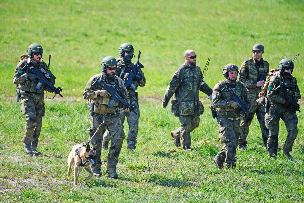 Soldaten sichern das Gelände einer Radarstation bei Putgarten auf der Insel Rügen.