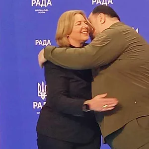 Ruslan Stefanchuk, Präsident des ukrainischen Parlaments, umarmt Bärbel Bas (SPD), Bundestagspräsidentin, bei ihrem Treffen in Kiew.