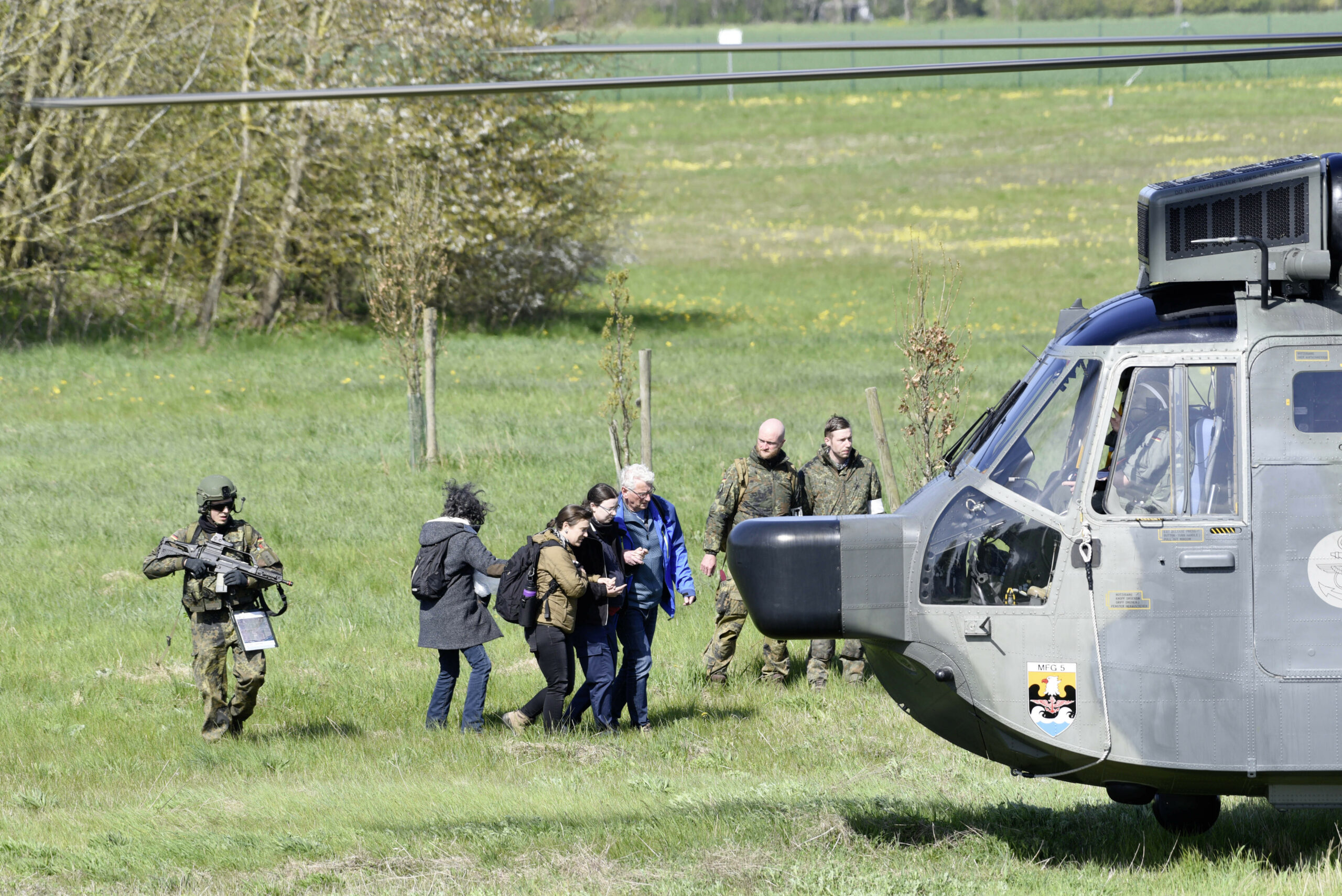 Soldaten evakuieren Personen bei einer Übung auf dem Gelände einer Radarstation bei Putgarten auf der Insel Rügen.