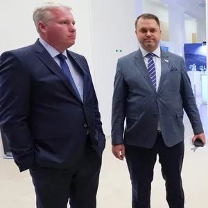 Erfolg sieht anders aus: Jörg Nobis (l.), Spitzenkandidat der AfD für die Landtagswahl in Schleswig-Holstein, und AfD-Bundessprecher Tino Chrupalla (r.) stehen nach Bekanntgabe erster Prognosen zusammen.