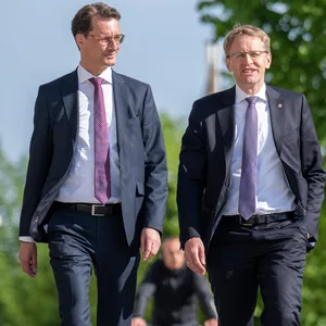 Wüst und Günther laufen nebeneinander
