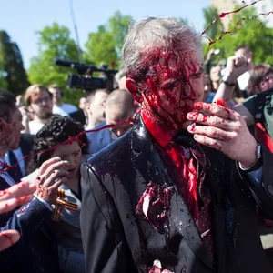 Der russische Botschafter wurde in Warschau mit roter Farbe beworfen.