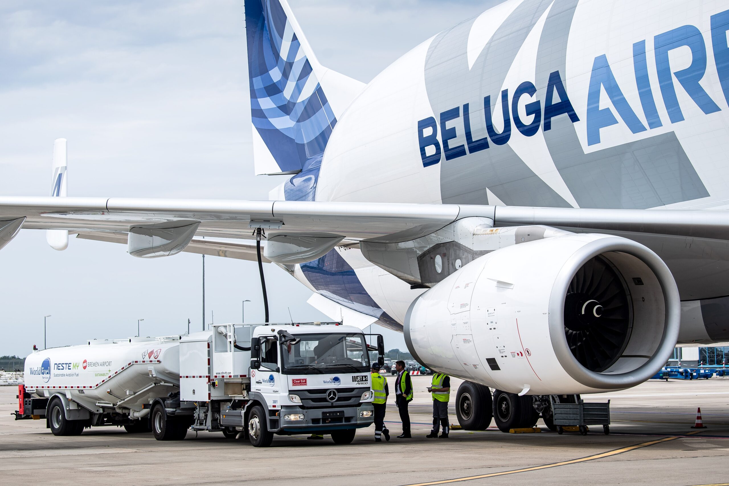 Am Flughafen Bremen wird erstmals ein Airbus-Großraumtransportflugzeug vom Typ Beluga XL mit dem nachhaltigem Kraftstoff „Sustainable Aviation Fuel“ (SAF) befüllt.