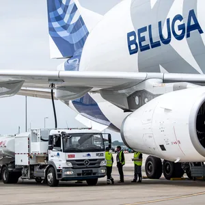 Am Flughafen Bremen wird erstmals ein Airbus-Großraumtransportflugzeug vom Typ Beluga XL mit dem nachhaltigem Kraftstoff „Sustainable Aviation Fuel“ (SAF) befüllt.