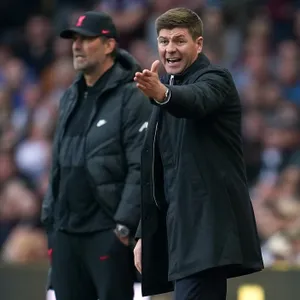 Jürgen Klopp (l.) und Steven Gerrard könnten Manchester City am Wochenende die Meisterschaft vermiesen