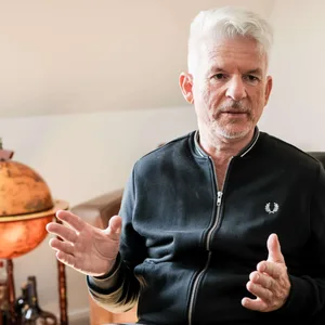 Heinz Strunk feiert seinen 60. Geburtstag – und bringt im kommenden Jahr ein Bilderbuch über Käse heraus.