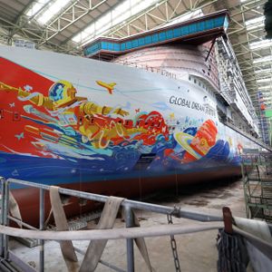 In der Schiffbauhalle der MV Werft liegt das im Bau befindliche Kreuzfahrtschiff "Global One".