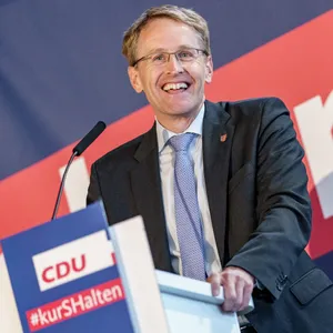 Daniel Günther (CDU), Schleswig-Holsteins Ministerpräsident, spricht beim Landesausschuss der CDU in der Lille-Brauerei.