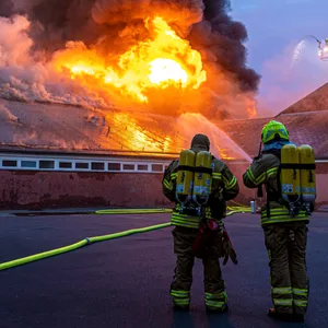 Aus bisher ungeklärter Ursache ist ein Feuer in zwei Turnhallen einer Schule in Hannover ausgebrochen.