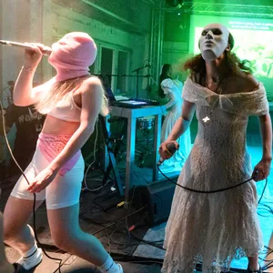 Diana Burkot, Maria Aljochina und Olga Borisova (l.n.r.) beim Konzert der kremlkritischen Band „Pussy Riot“.