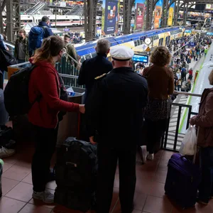 Ein Kabelbrand stellt Bahnreisende in Hamburg seit Freitag vor Probleme.