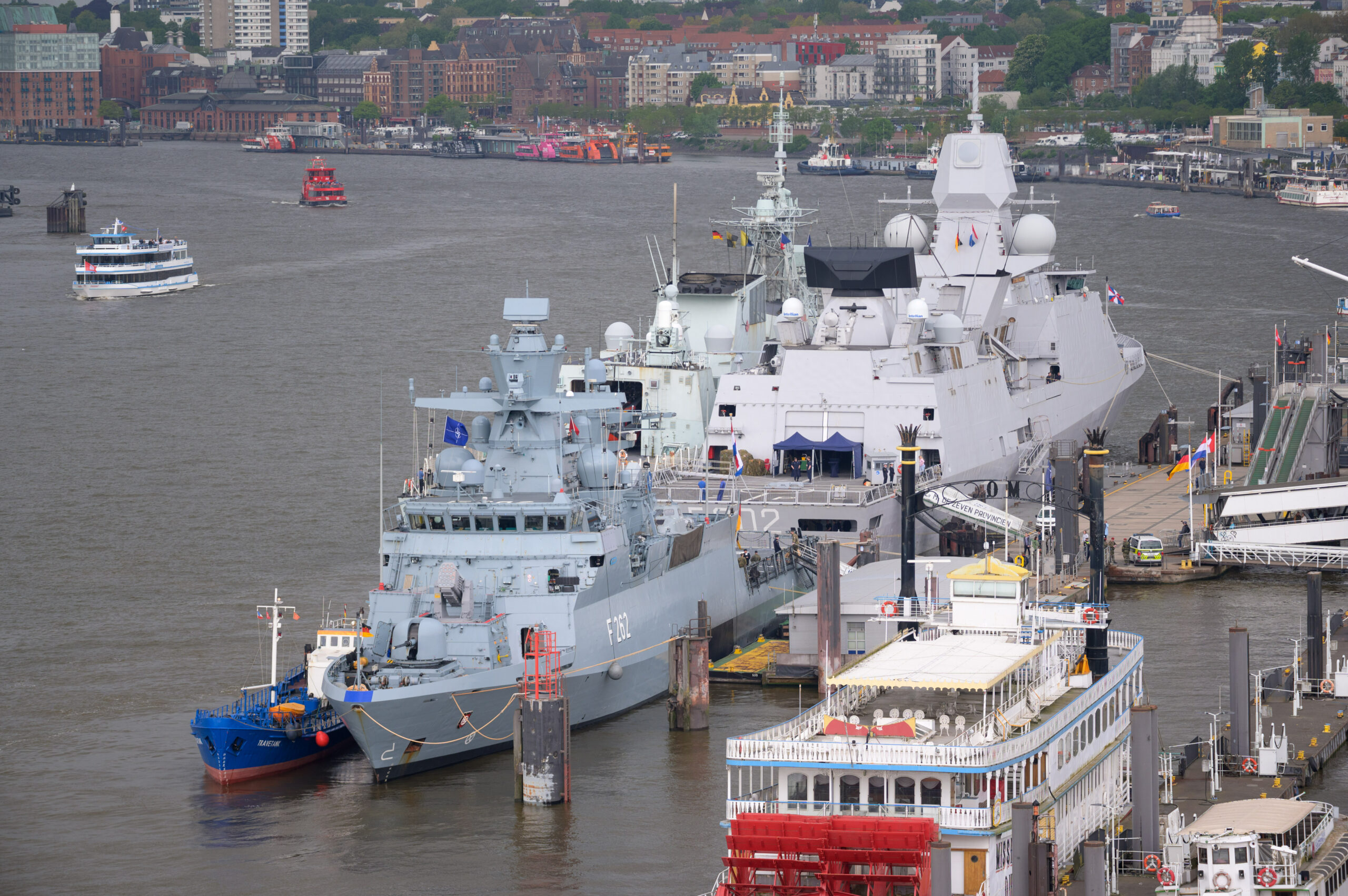 Die deutsche Korvette „Erfurt” (vorne links), die kanadische Fregatte „Halifax” (hinten links, verdeckt) und die niederländische Fregatte „De Zeven Provincien” (hinten rechts) liegen auf der Elbe an der Überseebrücke im Hafen.