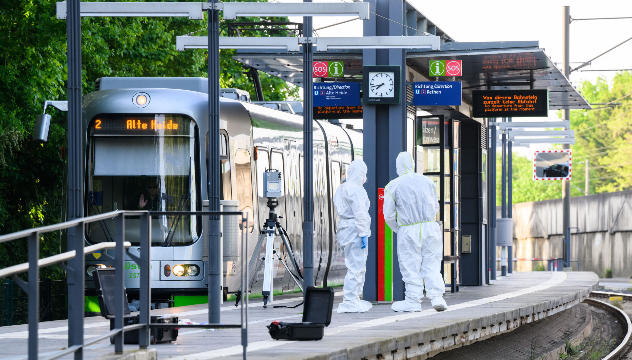 Mitarbeiter des Kriminaldauerdienst (KDD) der Polizei Hannover sichern Spuren an der Stadtbahnhaltestelle Ginsterweg in der Region Hannover