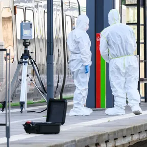 Mitarbeiter des Kriminaldauerdienst (KDD) der Polizei Hannover sichern Spuren an der Stadtbahnhaltestelle Ginsterweg in der Region Hannover