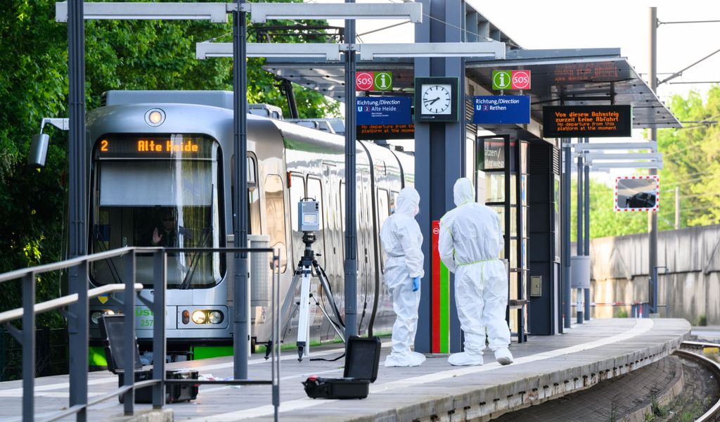 Mitarbeiter des Kriminaldauerdienst (KDD) der Polizei Hannover sichern Spuren an der Stadtbahnhaltestelle Ginsterweg in der Region Hannover