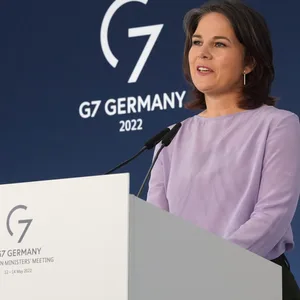Annalena Baerbock steht an einem Pult und spricht in ein Mikrofon